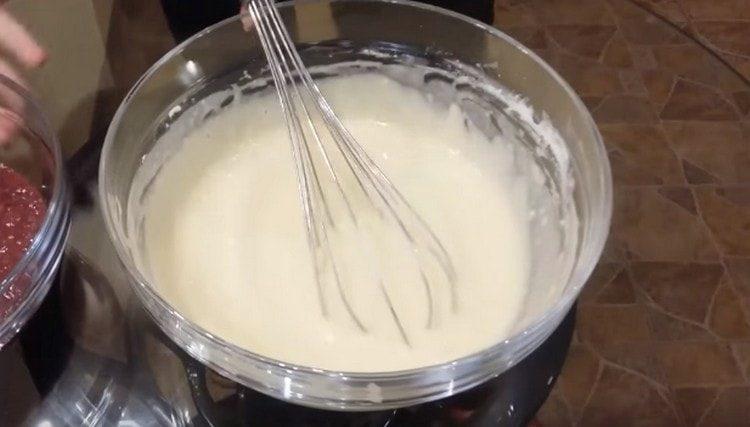 Se amestecă aluatul omogen.