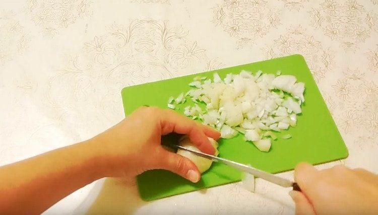 Moler la cebolla en el tablero.