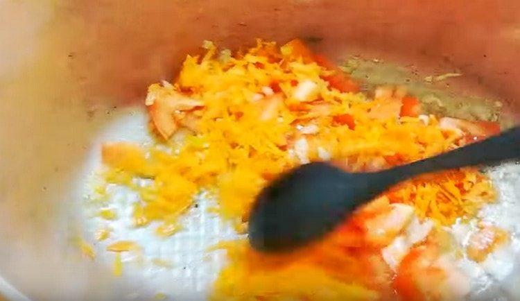 Agregue la zanahoria y el tomate a la cebolla.