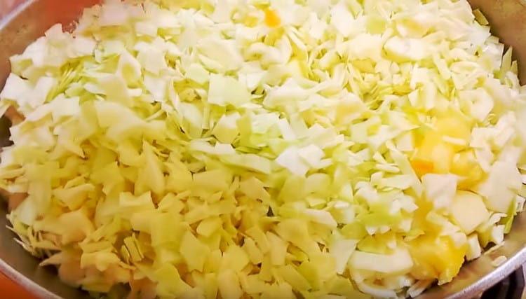 Agregue el repollo y el calabacín.