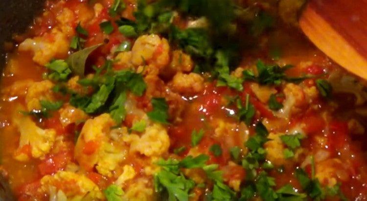 Agregue sal, pimienta, ajo y hierbas picadas.