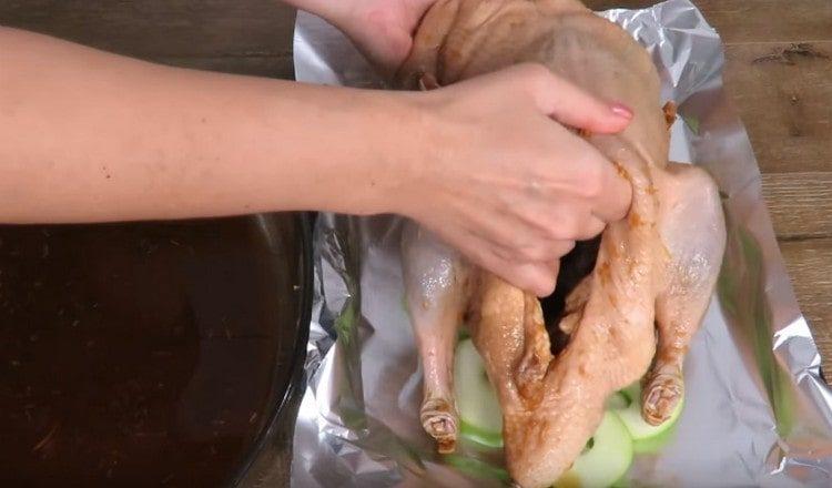 Puneți rața pe perna de mere.