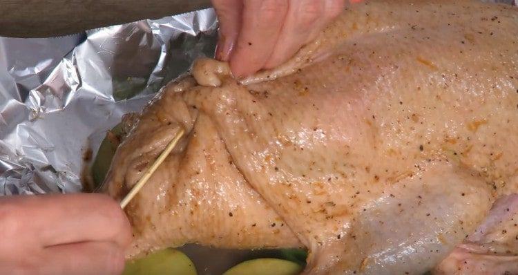 Fixați pielea carcasei cu o scobitoare, astfel încât merele să nu cadă.