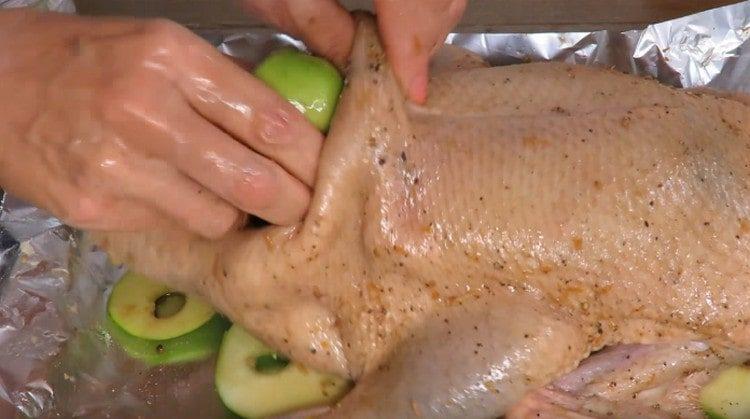 Umpleți rața cu mere.