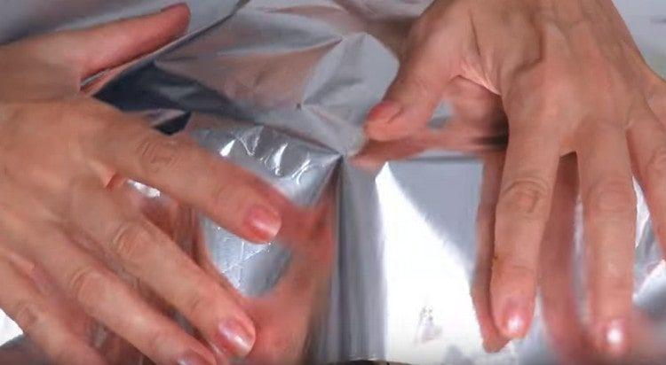 se acoperă rața cu folie și se dă la cuptor.