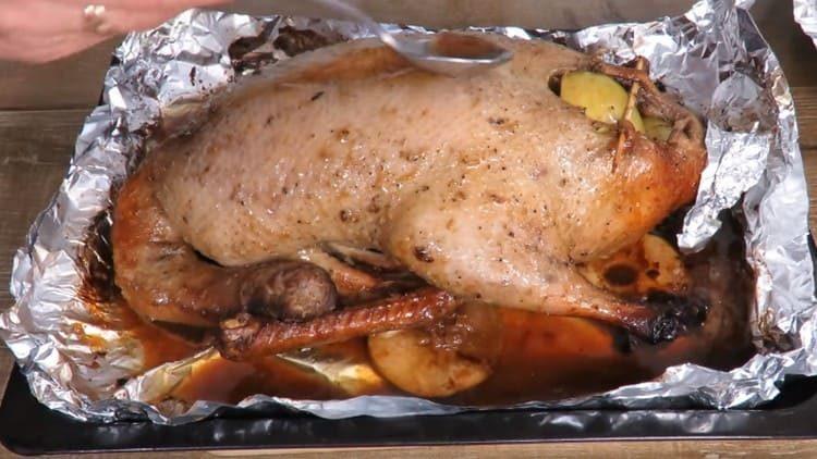 Se udă rața cu grăsimea formată în timpul coacerii.