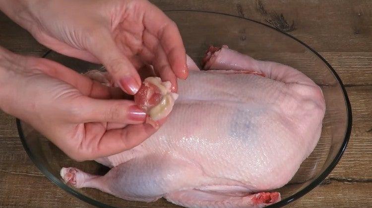 Lăsând carcasa raței mele, pune-o într-o formă adâncă.