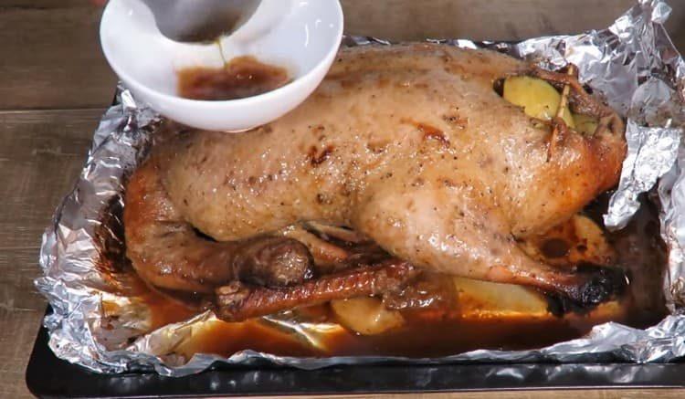 O parte din grăsimea raței este selectată într-un recipient separat.