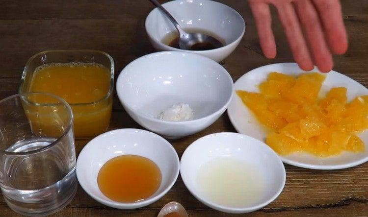 Pentru sos avem nevoie de portocale feliate.