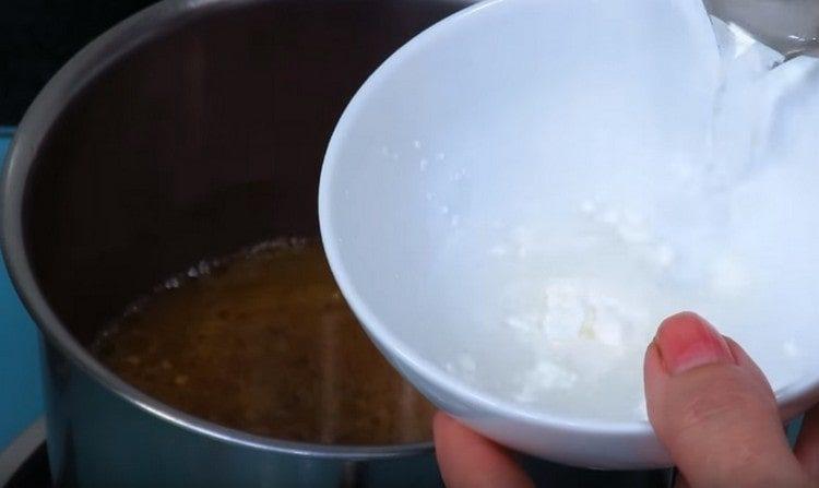 Amestecăm amidonul cu apa.