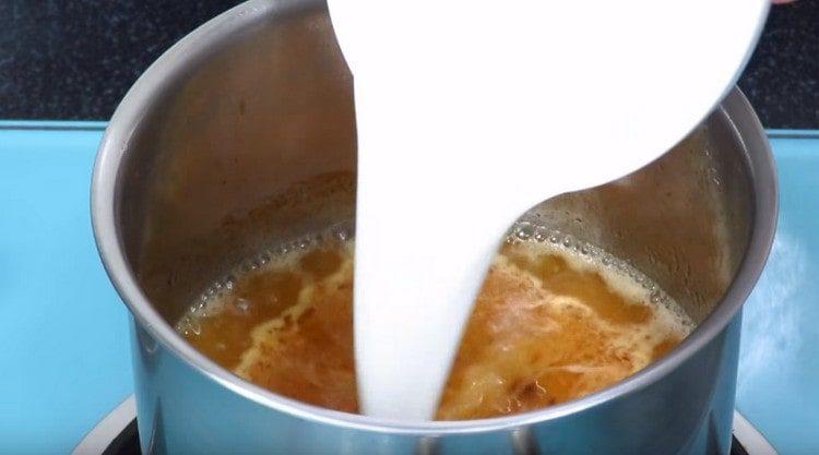 Introduceți amidonul în sos.