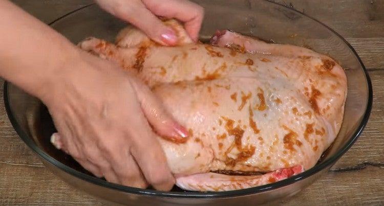 Se toarnă marinata peste carcasă și se lasă la marinat o zi.