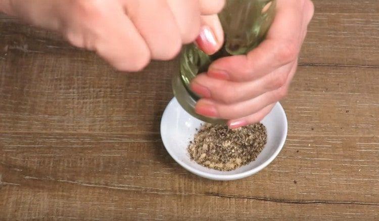 Amestecați usturoiul uscat și piperul.