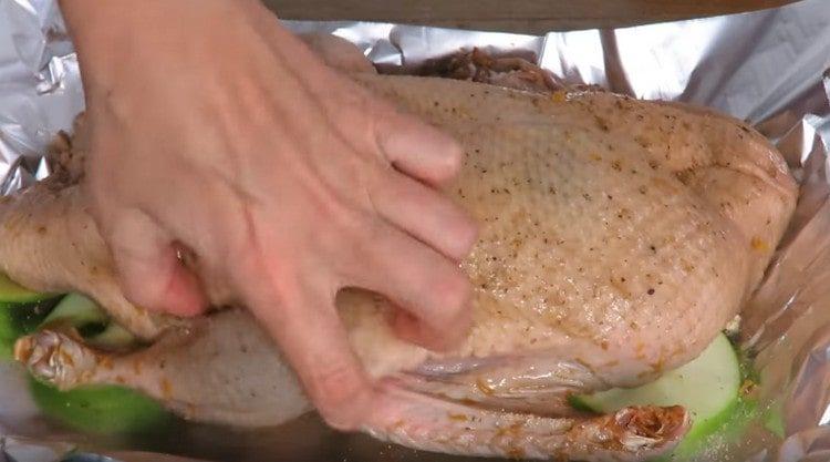 Frecați rața cu un amestec de piper și usturoi.