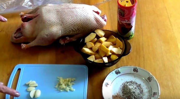 a scurs carcasa raței, a clăti, a tăiat în bucăți de gutui, usturoi.