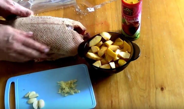 frecăm carcasa unei rațe cu sare Adyghe.