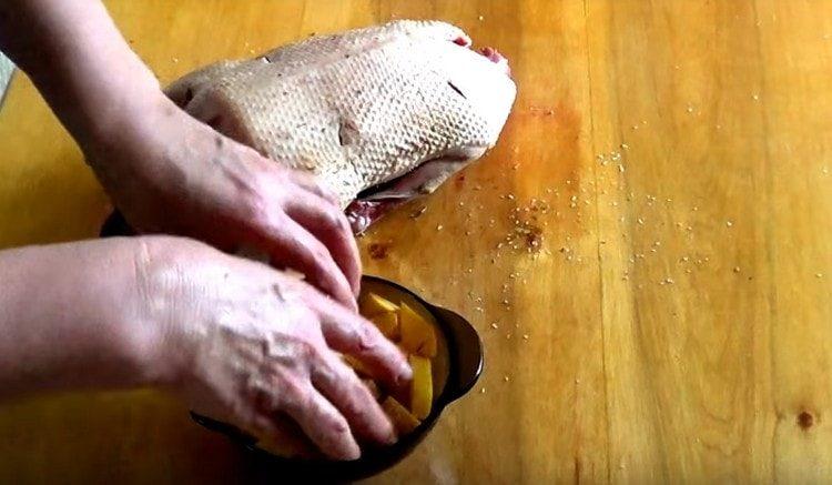 umplem rața de gutui.