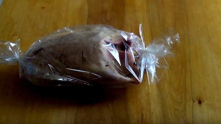 Întindem rața într-o mânecă de patiserie, legăm și lăsăm la marinat.