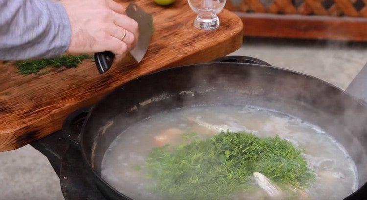 Kulağa doğranmış yeşillik yaytık.