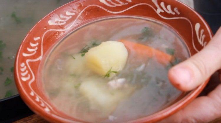 Artık basit bir tarife göre klasik bir kulağı nasıl pişireceğinizi biliyorsunuz.