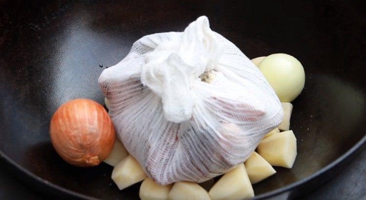 Bir bütün soyulmuş ve bir soyulmamış ampul ekleyin.