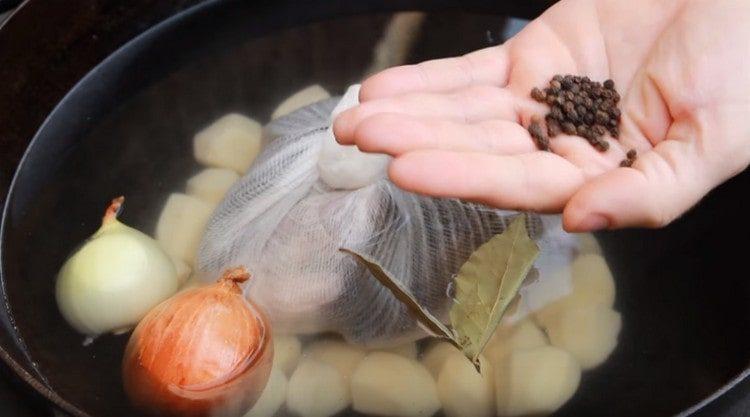 Defne yaprağı ve karabiber ekleyin.