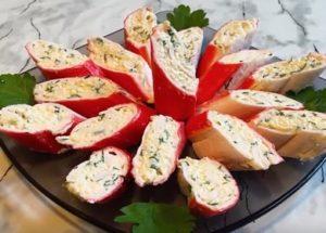 Pregătim bastoane de crab umplute originale conform unei rețete pas cu pas cu o fotografie.