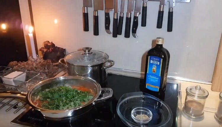 Espalhe as verduras na panela.