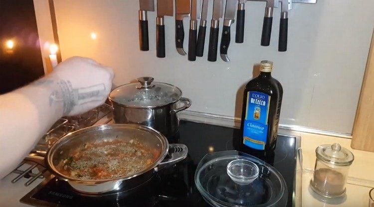 Pimenta e sal o conteúdo da panela.