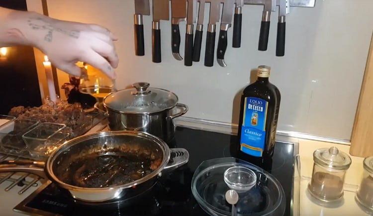 Em seguida, adicione o mel de castanha.