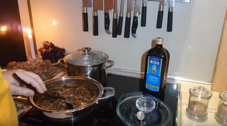 Mexa os legumes na panela.