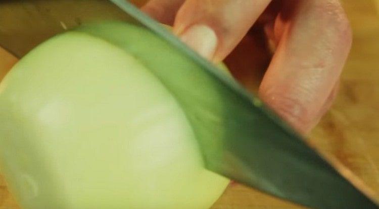 Curățăm ceapa și o tăiem doar pe jumătate.