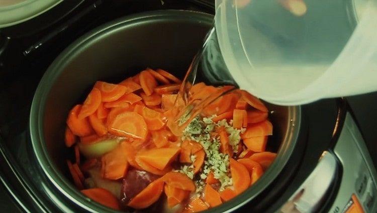 Turnați apă în multicooker.