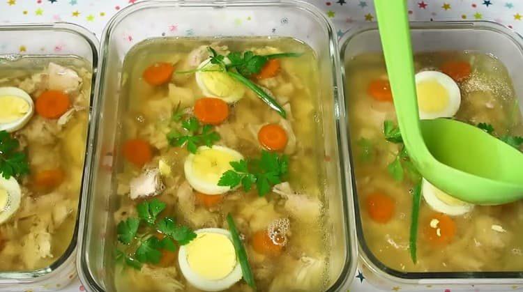 Se toarnă carnea în forme cu bulion și se pune la frigider.