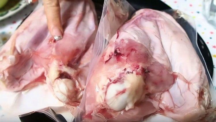 Puteți folosi aripi de curcan pentru carne jelită.