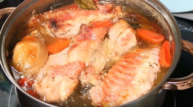 Gatiti aspicul aproximativ 10 ore.