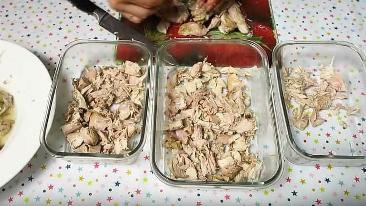 Separați carnea de oase și puneți-o în formele geluite.