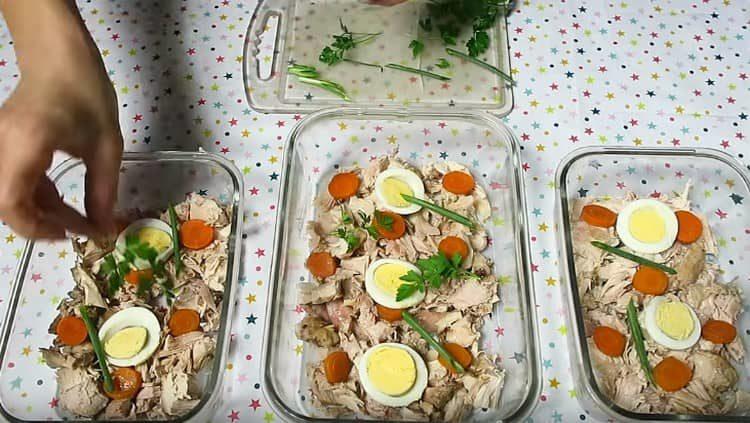 Pentru vopsire, adăugați felii de ouă fierte, morcovi, verdeață.