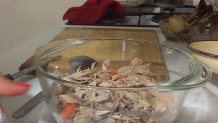 На дъното на желираната форма поставете морковите и месото.