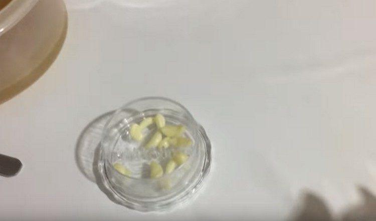 Смелете чесъна.