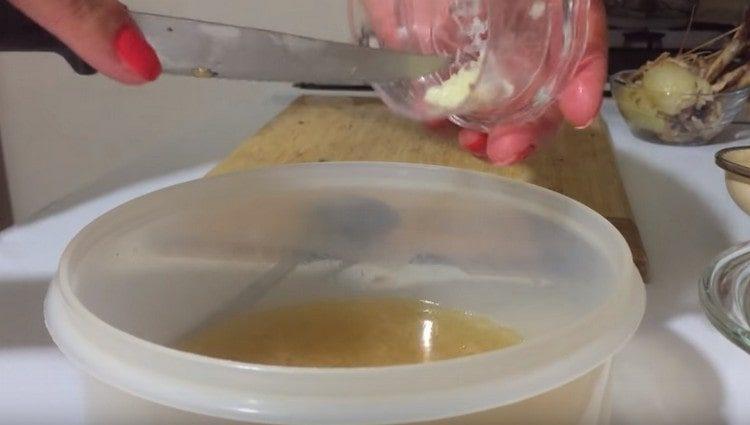 Добавете нарязания чесън в бульона и разбъркайте.