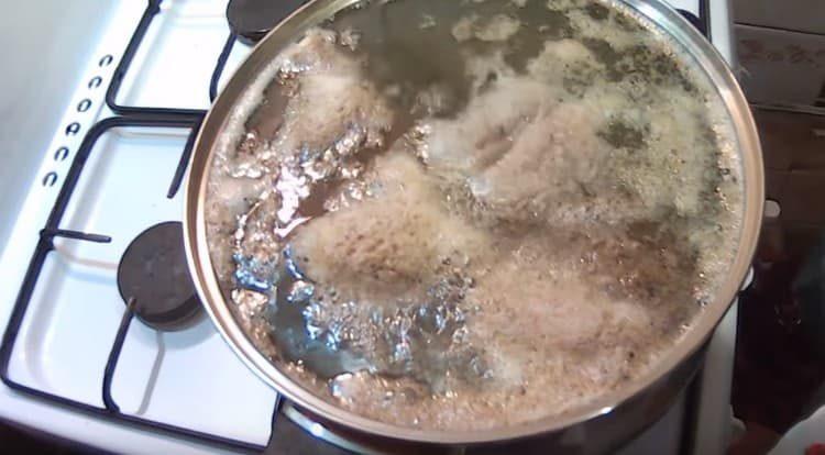 Llevar el caldo a ebullición, escurrir y enjuagar toda la carne.