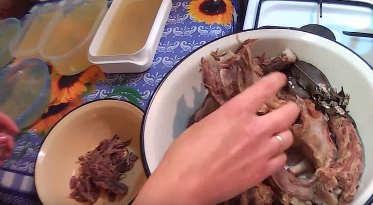 Filtramos el caldo a través de un tamiz en las sartenes, retiramos la carne en un recipiente aparte.