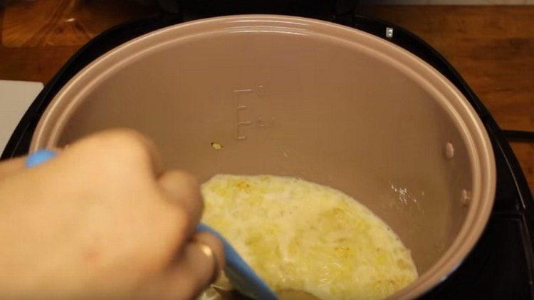 Přidejte mléko a bobkový list.