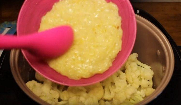 Vybereme část omáčky, vložíme květák do pomalého hrnce a nalijeme omáčku zpět.