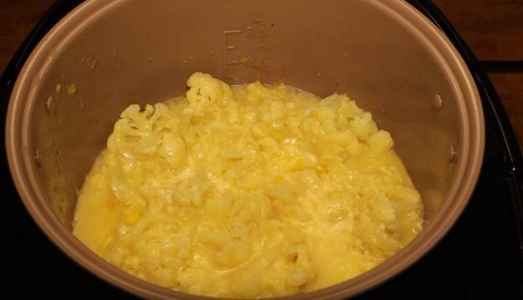 Takto připravený květák v pomalém hrnci je velmi něžný.