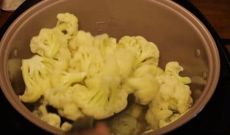 Používáme štěrbinovou lžičku, abychom dostali zelí a vylijeme vodu.