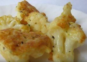 Délicieux chou-fleur avec un œuf dans une casserole: cuire selon une recette pas à pas avec une photo.