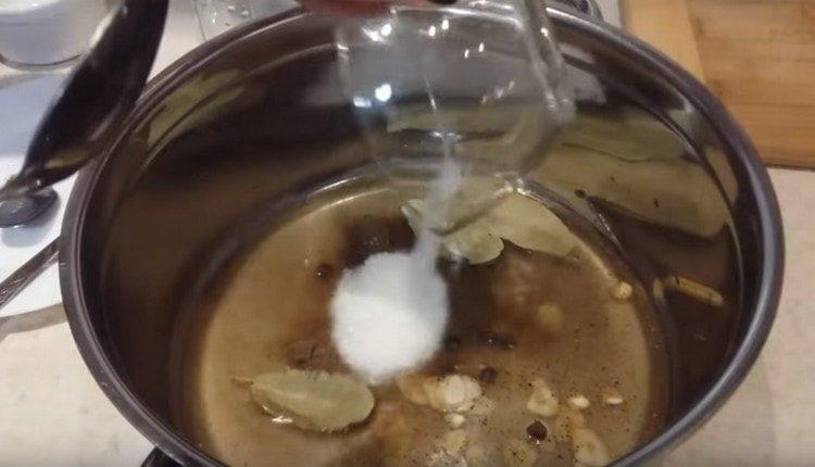 Afegiu-hi sucre, sal, pebre, llorer.