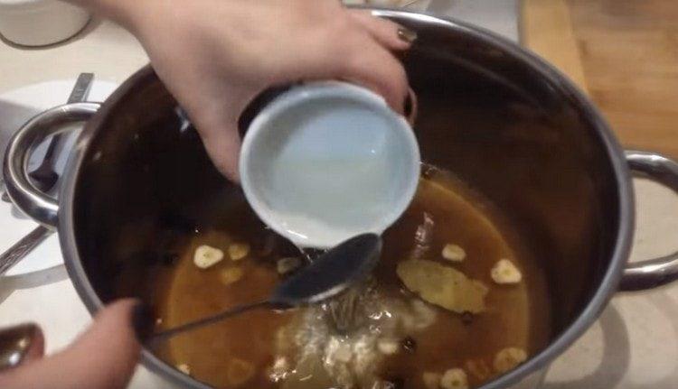 Afegiu vinagre, oli vegetal i porteu la marinada a ebullició.